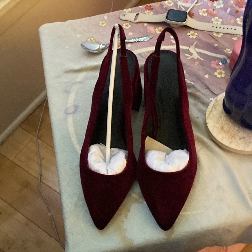 Maroon/fuschia? velvet sling back heels in size 6 never worn!